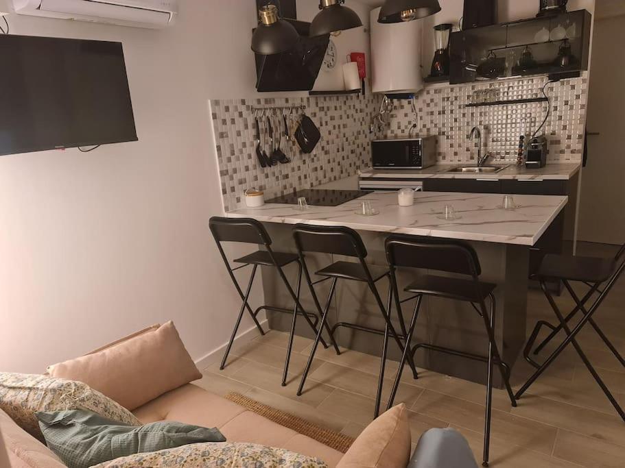 "Linda'S Guest House" Beach House With Private Patio & Hot Tub, 3 Min From The Beach Costa de Caparica Ngoại thất bức ảnh