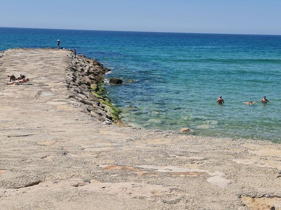 "Linda'S Guest House" Beach House With Private Patio & Hot Tub, 3 Min From The Beach Costa de Caparica Ngoại thất bức ảnh