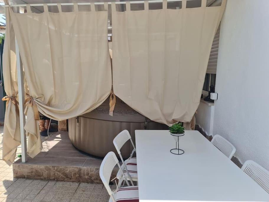 "Linda'S Guest House" Beach House With Private Patio & Hot Tub, 3 Min From The Beach Costa de Caparica Ngoại thất bức ảnh