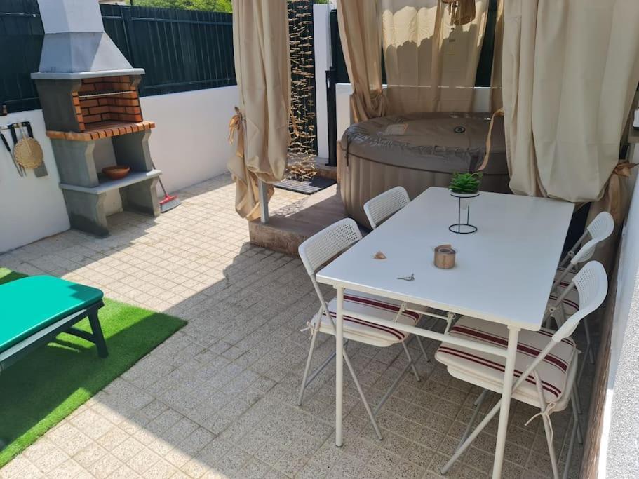"Linda'S Guest House" Beach House With Private Patio & Hot Tub, 3 Min From The Beach Costa de Caparica Ngoại thất bức ảnh